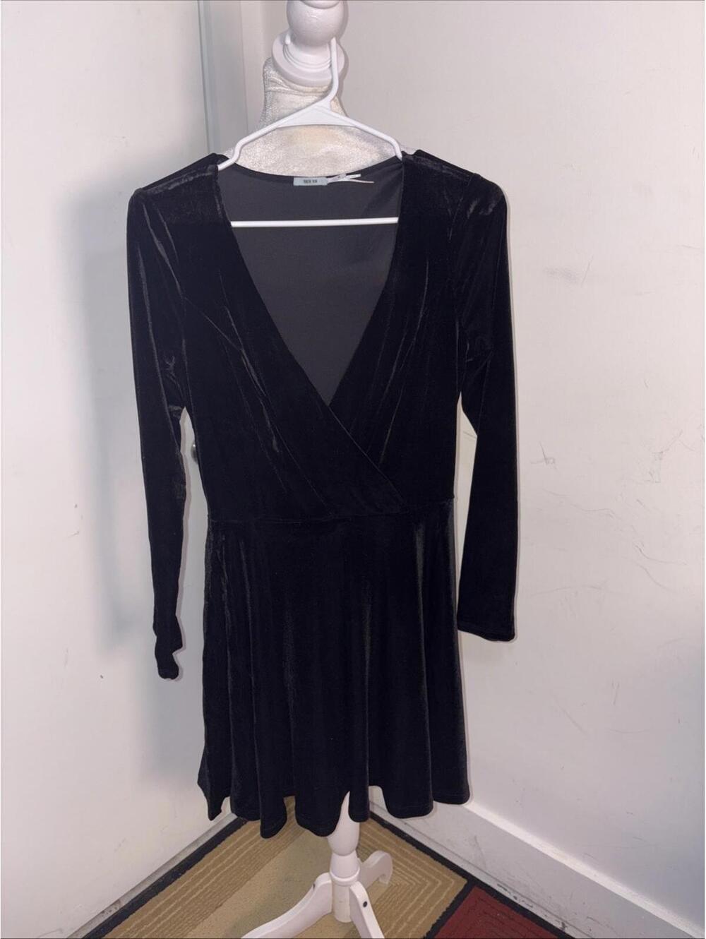 Kimchi Blue long-sleeved black velvet a-line dress Medium New Without‎ Tags